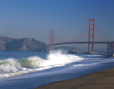 Die Golden Gate Bridge mit den Aussichtspunkten im Hintergrund