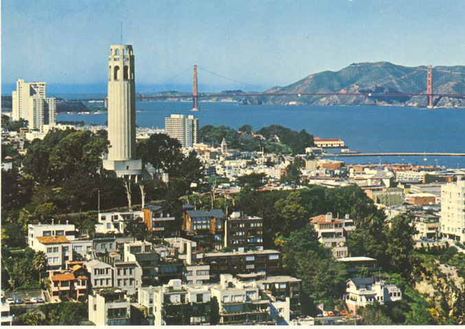 Der Coit Tower mit der Golden Gate Bridge im Hintergrund